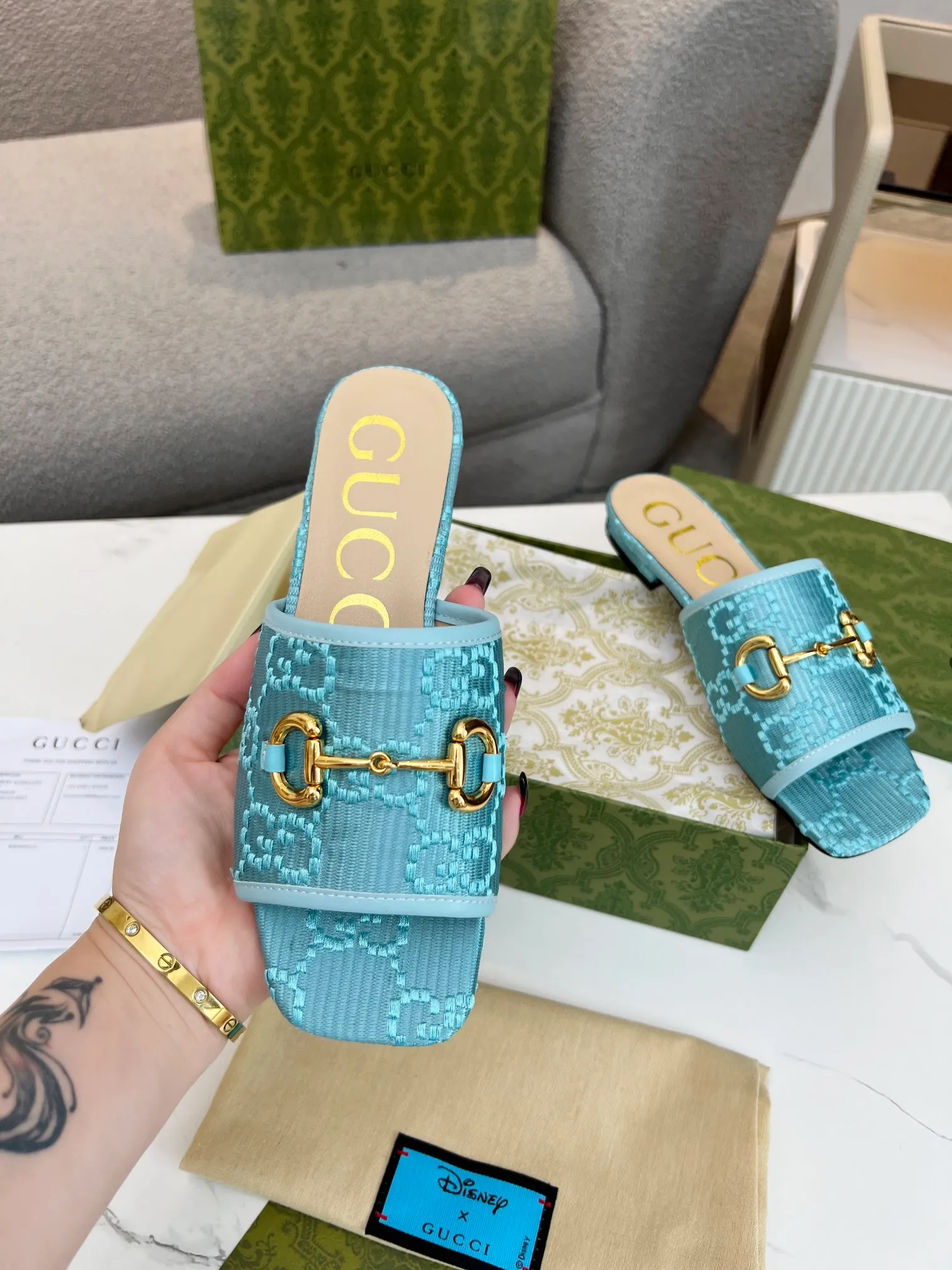 👟👟Ex-factory price 320👟👟 Genuine leather sole +30 👑GUCCI official website's latest hot model, the North Face cooperation model 2023 spring and summer sandals, top quality sale Purchase genuine product development. The material and craftsmanship are consistent with the original version (welcome to compare) Upper: Original jacquard double G cloth ➕Electric embroidery font ~ One-word upper Lining: Mixed sheepskin Outsole: Italian private mold rubber outsole Bottom thickness: flat Size number: 35-43